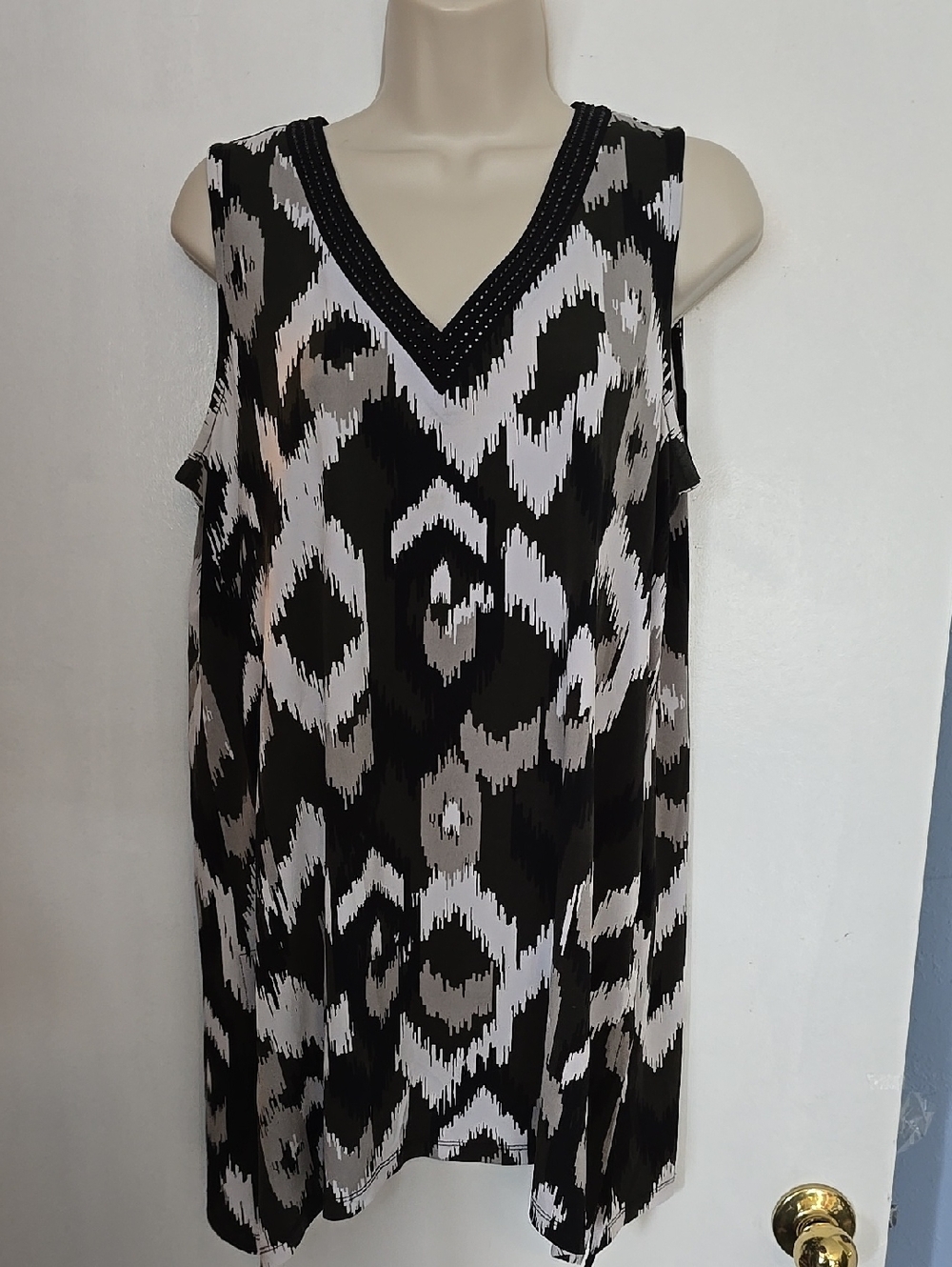 Alfani Black, White & Gray Abstract V-Neck Sleeveless Top Size M